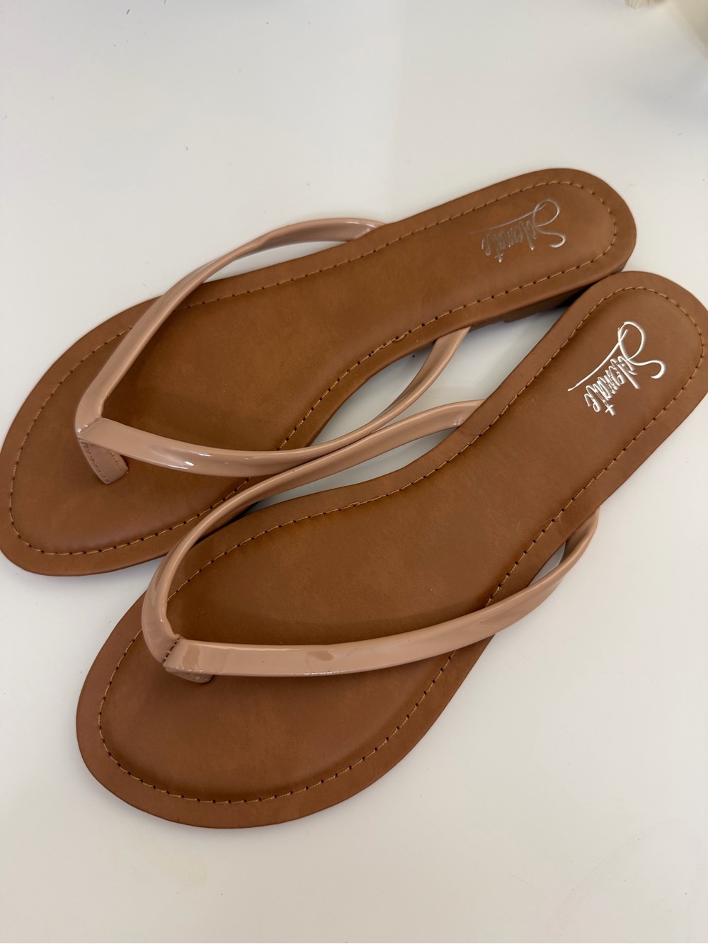 New soulmate Women’s Nude Glossy Strap Flip Sandals Sz 10